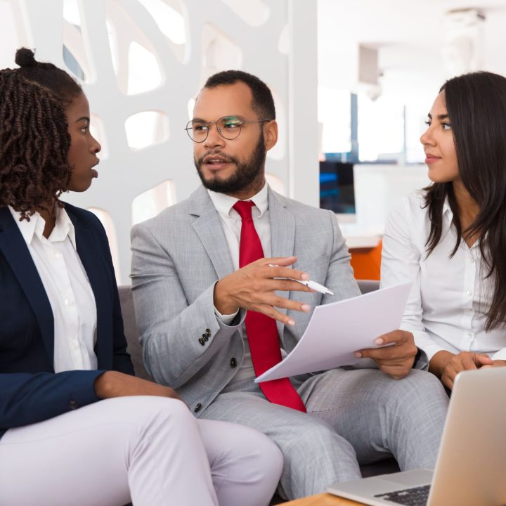 legal-expert-explaining-contract-detail